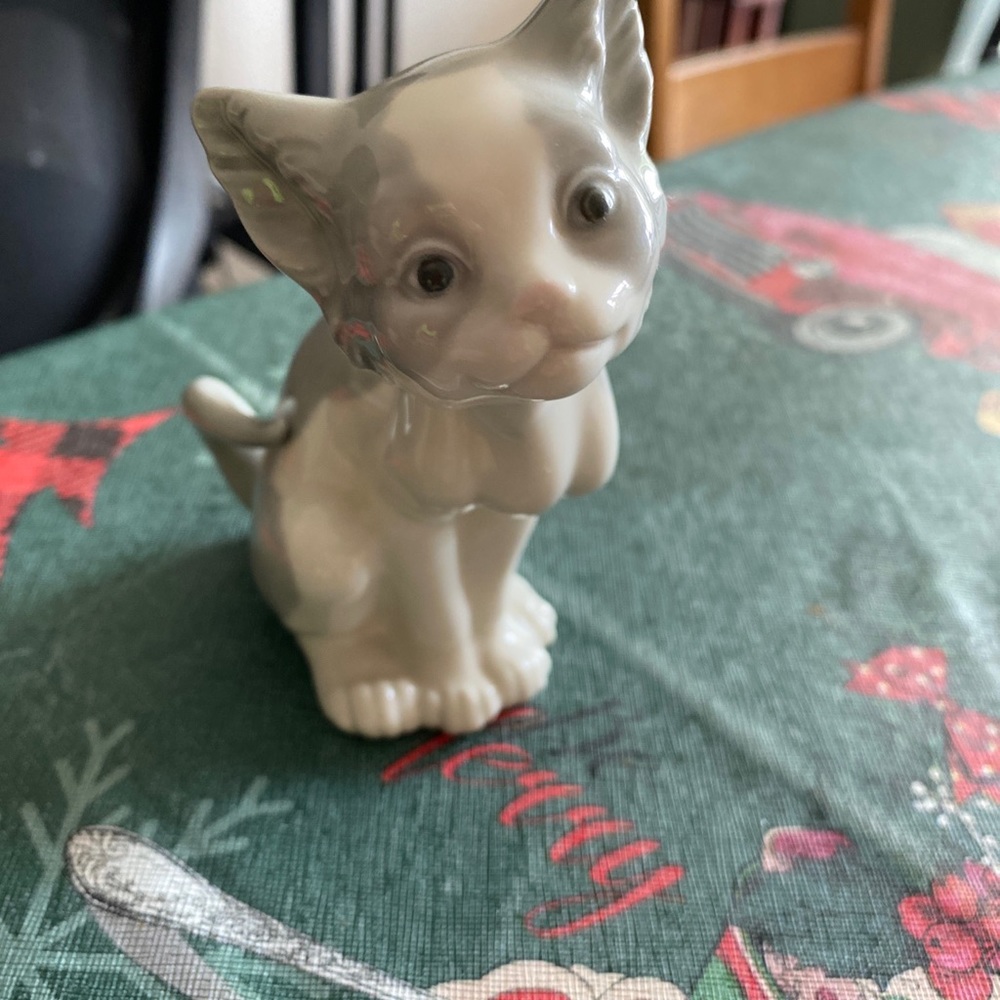 Lladro FEED ME 5113 Retired Cat Figurine Grey and White